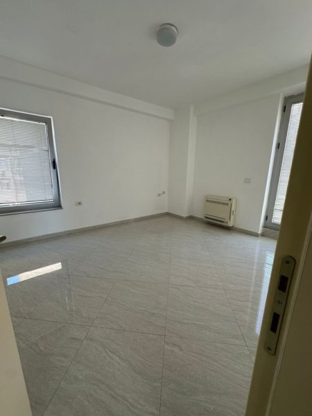 Tirane, jepet me qera  ambient biznesi Kati 4, 135.6 m² 1.500 € (Ne qender te Tiranes)