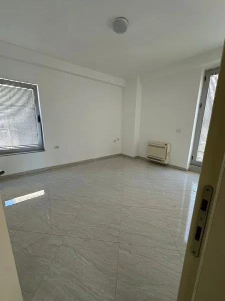 Tirane, jepet me qera  ambient biznesi Kati 4, 135.6 m² 1.500 € (Ne qender te Tiranes)