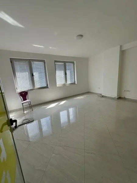 Tirane, jepet me qera  ambient biznesi Kati 4, 135.6 m² 1.500 € (Ne qender te Tiranes)