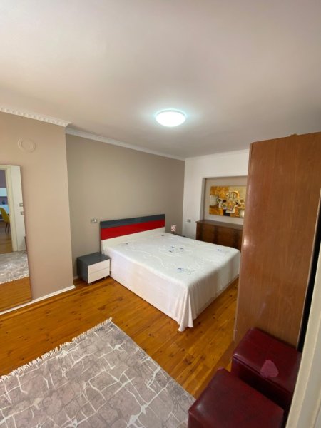 Tirane, jepet me qera apartament 2+1 Kati 4, 110 m² 700 € (Rruga e Kosovareve)