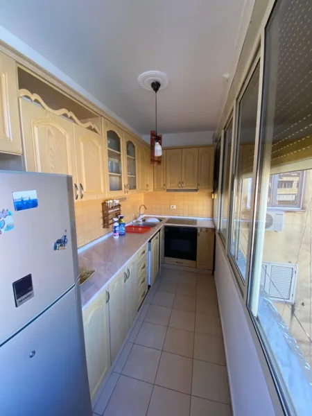 Tirane, jepet me qera apartament 2+1 Kati 4, 110 m² 700 € (Rruga e Kosovareve)