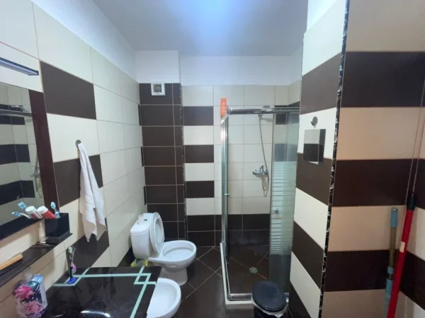 Tirane, jepet me qera apartament 1+1+Ballkon Kati 3, 70 m² 500 € (Liqeni i Thate)