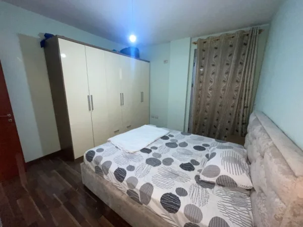 Tirane, jepet me qera apartament 1+1+Ballkon Kati 3, 70 m² 500 € (Liqeni i Thate)