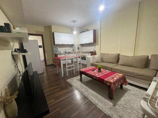 Tirane, jepet me qera apartament 1+1+Ballkon Kati 3, 70 m² 500 € (Liqeni i Thate)