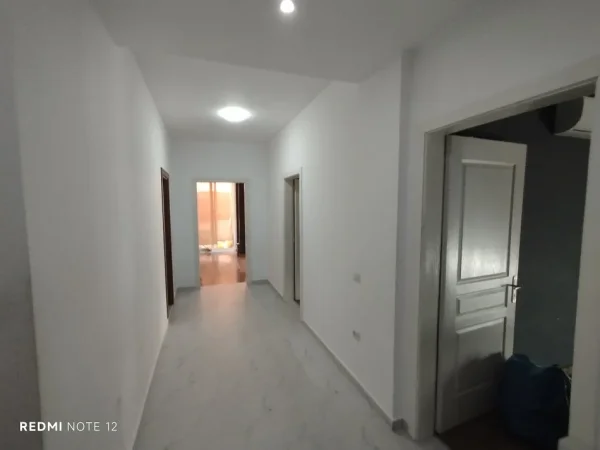 Tirane, shes apartament 3+1+Aneks+Ballkon Kati 8, 146 m² 255.000 € (Rruga Bedri Karapici)