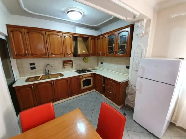 Tirane, jepet me qera apartament 1+1 Kati 5, 60 m² 600 € (myslym shyri)