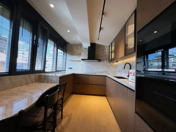 Tirane, shitet apartament 3+1 Kati 4, 146 m² 700.000 € (Pas Presidences)