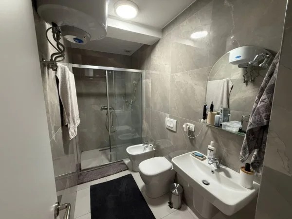 Tirane, jepet me qera apartament 2+1 Kati 3, 800 € (Don Bosko, Kompleksi Fiori di Bosko)