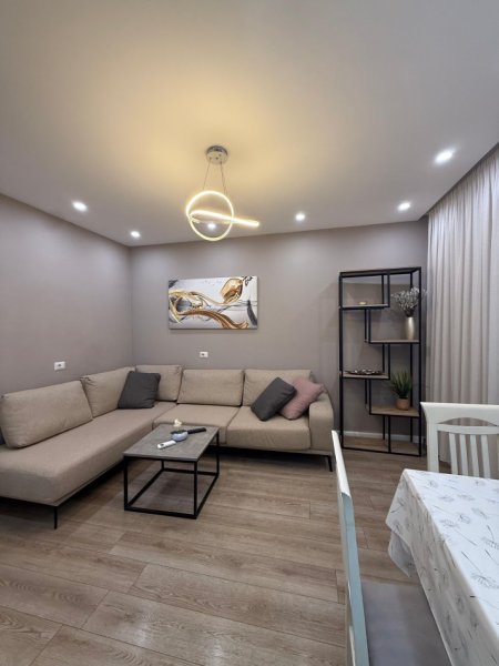 Tirane, jepet me qera apartament 1+1+Ballkon Kati 4, 600 € (Rruga Ferit Xhajko, prane Ish Restorant Durresit)