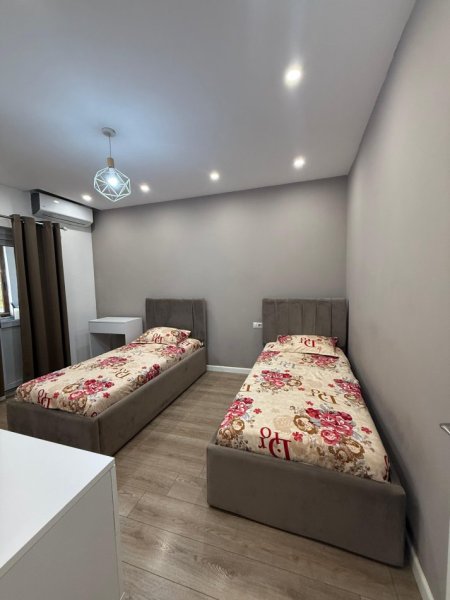 Tirane, jepet me qera apartament 1+1+Ballkon Kati 4, 600 € (Rruga Ferit Xhajko, prane Ish Restorant Durresit)