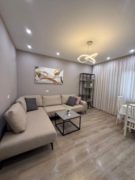 Tirane, jepet me qera apartament 1+1+Ballkon Kati 4, 600 € (Rruga Ferit Xhajko, prane Ish Restorant Durresit)