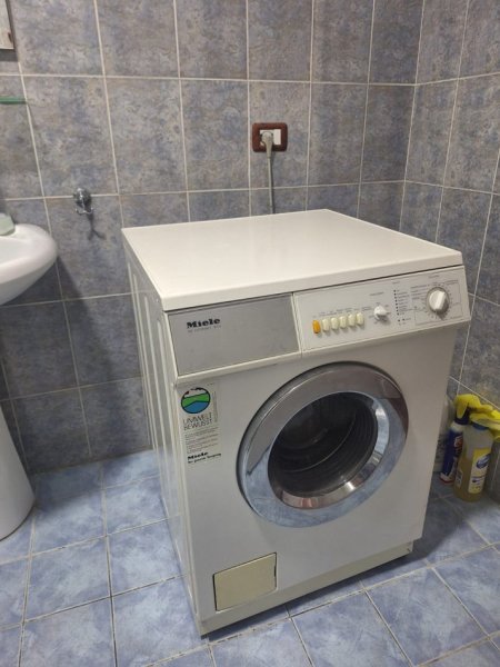 Tirane, shes Lavatrice Shitet Lavatrice Miele Novotronic W822 gjermane 7kg cmimi 14 000 lek