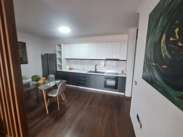 Tirane, shes apartament 2+1+Ballkon Kati 5, 120 m² 192.000 € (Rruga Eshref Frasheri)