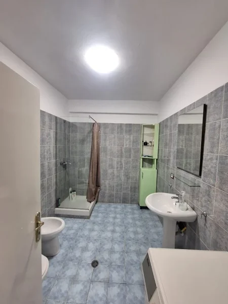 Tirane, shes apartament 2+1+Ballkon Kati 5, 120 m² 192.000 € (Rruga Eshref Frasheri)