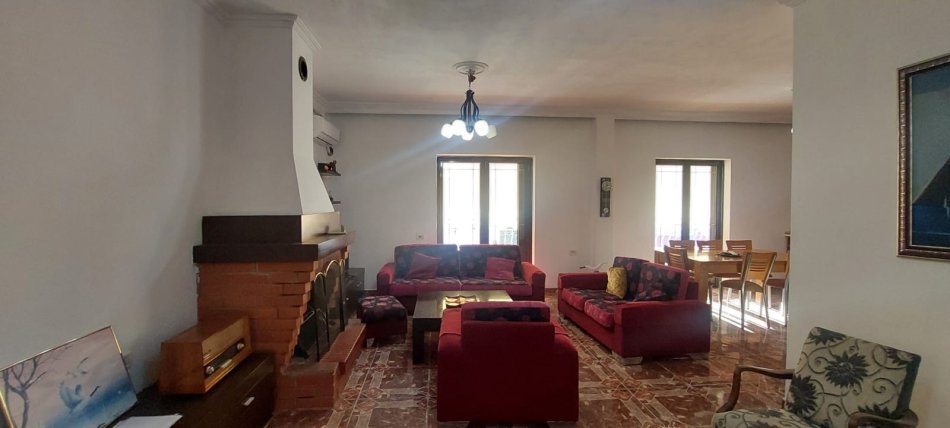 Tirane, jepet me qera apartament 3+1 Kati 4, 120 m² 650 € (Rruga 5 Maji)