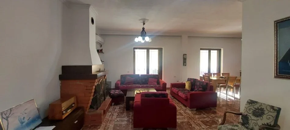 Tirane, jepet me qera apartament 3+1 Kati 4, 120 m² 650 € (Rruga 5 Maji)