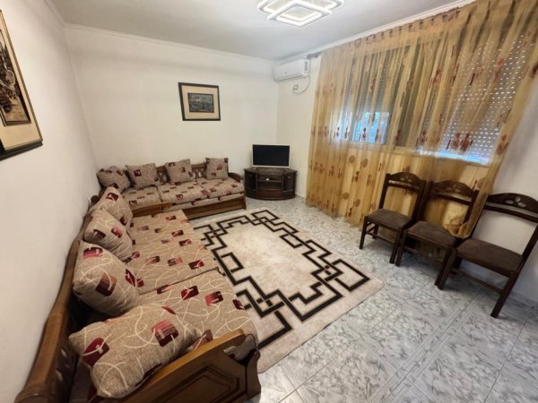 Tirane, jepet me qera apartament 1+1 Kati 1, 55 m² 400 € (Vasil Shanto, Rr. Irfan Tomini te white Bar)