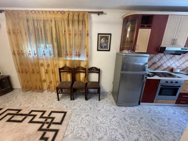 Tirane, jepet me qera apartament 1+1 Kati 1, 55 m² 400 € (Vasil Shanto, Rr. Irfan Tomini te white Bar)