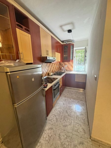 Tirane, jepet me qera apartament 1+1 Kati 1, 55 m² 400 € (Vasil Shanto, Rr. Irfan Tomini te white Bar)