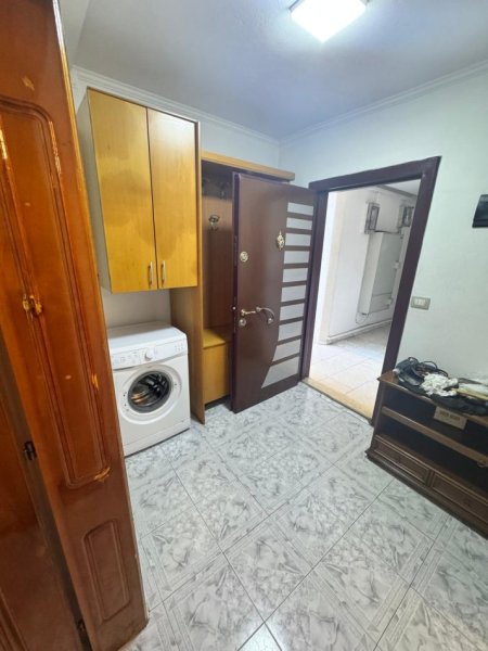 Tirane, jepet me qera apartament 1+1 Kati 1, 55 m² 400 € (Vasil Shanto, Rr. Irfan Tomini te white Bar)