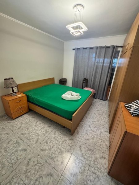 Tirane, jepet me qera apartament 1+1 Kati 1, 55 m² 400 € (Vasil Shanto, Rr. Irfan Tomini te white Bar)
