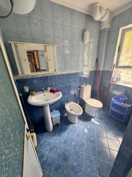 Tirane, jepet me qera apartament 1+1 Kati 1, 55 m² 400 € (Vasil Shanto, Rr. Irfan Tomini te white Bar)