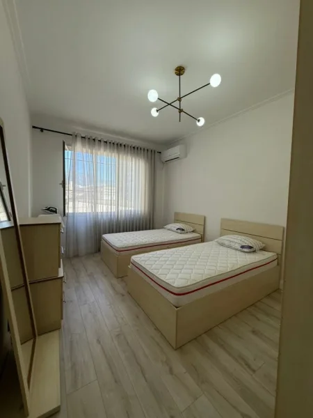Tirane, jepet me qera apartament 2+1+Ballkon Kati 2, 750 € (Stacioni Trenit)