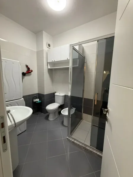 Tirane, jepet me qera apartament 2+1+Ballkon Kati 2, 750 € (Stacioni Trenit)