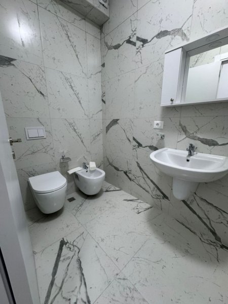 Tirane, jepet me qera apartament 2+1+2+Post Parkimi , Kati 4, 110 m² 1.200 € (Rruga Kavajes , Prane Spitalit Gjerman)