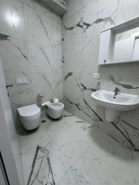 Tirane, jepet me qera apartament 2+1+2+Post Parkimi , Kati 4, 110 m² 1.200 € (Rruga Kavajes , Prane Spitalit Gjerman)