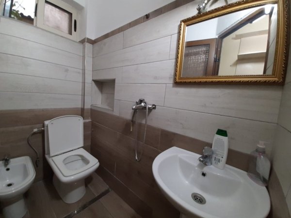Tirane, jepet me qera apartament 1+1 Kati 2, 30 m² 450 € (Rruga Gjon Milli (VR007))
