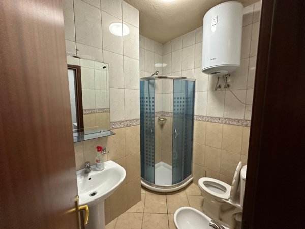 Tirane, jepet me qera apartament 1+1 Kati 3, 500 € 