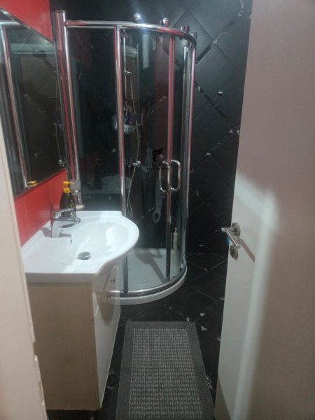 Tirane, jepet me qera apartament 2+1 Kati 5, 93 m² 500 € (YZBERISHT)