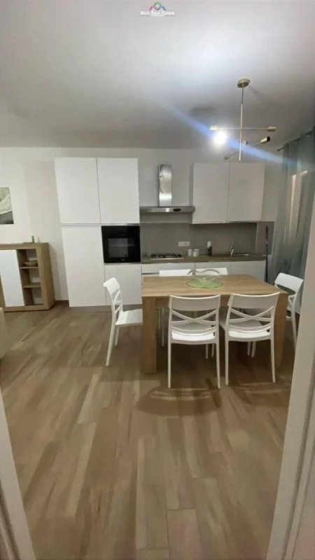 Tirane, jepet me qera apartament 2+1 Kati 2, 110 m² 1.100 € (liqeni i thate)