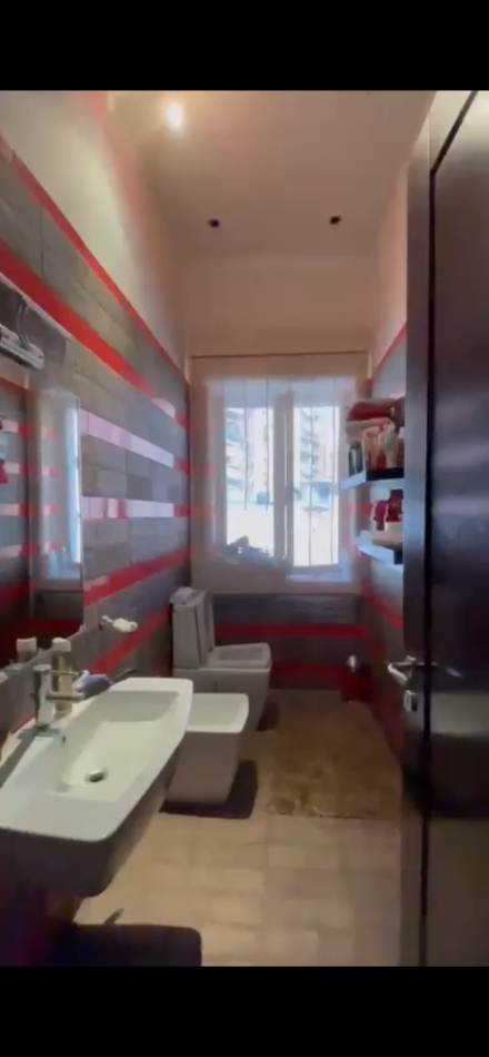 Tirane, jepet me qera apartament 2+1 Kati 4, 300 m² 1.000 € (Rruga e Dibres)