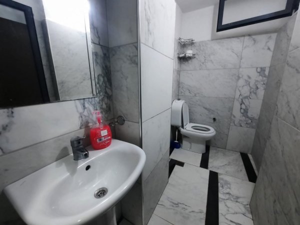 Tirane, jepet me qera apartament 1+1 Kati 1, 50 m² 440 € (Rruga Gjon Milli (VR007))