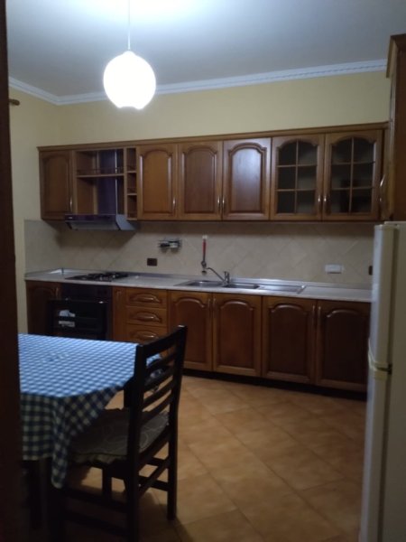 Tirane, jepet me qera apartament 2+1 Kati 2, 100 m² 401 € (rruga ethem haxhi beu)