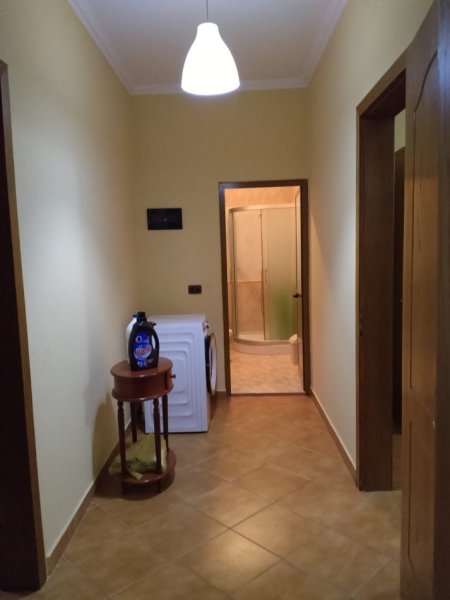 Tirane, jepet me qera apartament 2+1 Kati 2, 100 m² 401 € (rruga ethem haxhi beu)