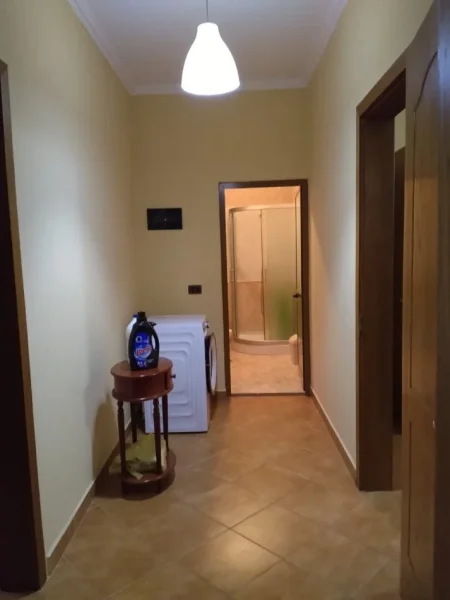 Tirane, jepet me qera apartament 2+1 Kati 2, 100 m² 401 € (rruga ethem haxhi beu)