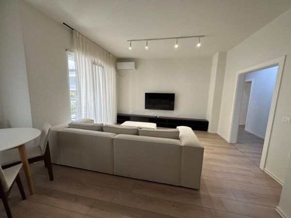 Tirane, jepet me qera apartament 2+1+Ballkon Kati 3, 95 m² 1.100 € (Pavaroti, Kopshti Zoologjik)