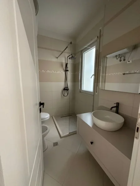 Tirane, jepet me qera apartament 2+1+Ballkon Kati 3, 95 m² 1.100 € (Pavaroti, Kopshti Zoologjik)