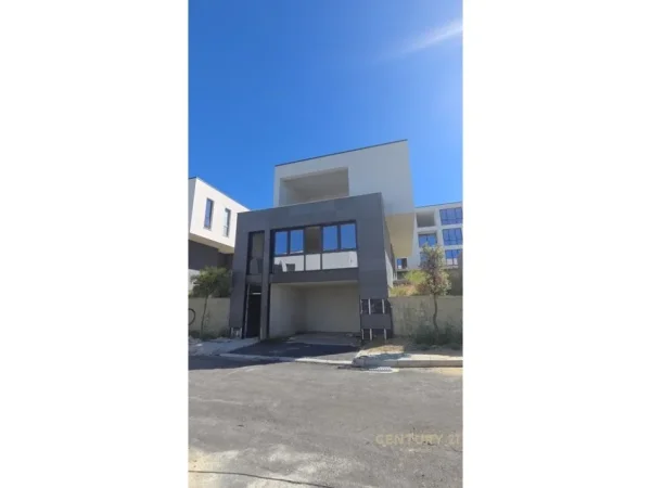 Tirane, shitet Vile 1 Katshe Kati 1, 258 m² 560.000 € (Farke)