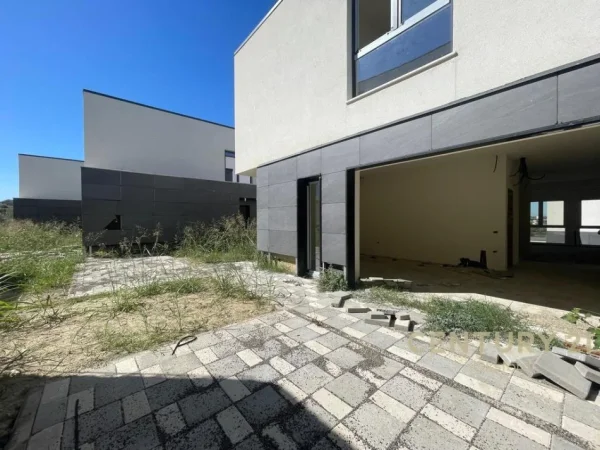 Tirane, shitet Vile 1 Katshe Kati 1, 258 m² 560.000 € (Farke)