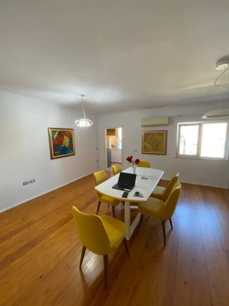 Tirane, jepet me qera apartament 2+1+Ballkon Kati 4, 110 m² 700 € (rruga e kosovarve)