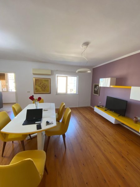 Tirane, jepet me qera apartament 2+1+Ballkon Kati 4, 110 m² 700 € (rruga e kosovarve)