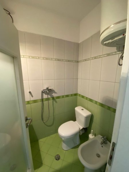 Tirane, jepet me qera apartament 2+1+Ballkon Kati 4, 110 m² 700 € (rruga e kosovarve)
