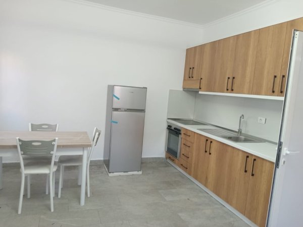 Tirane, jepet me qera apartament 2+1+Ballkon Kati 2, 100 m² 500 € (Rruga Foto Xhavella)