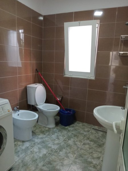 Tirane, jepet me qera apartament 2+1+Ballkon Kati 2, 100 m² 500 € (Rruga Foto Xhavella)