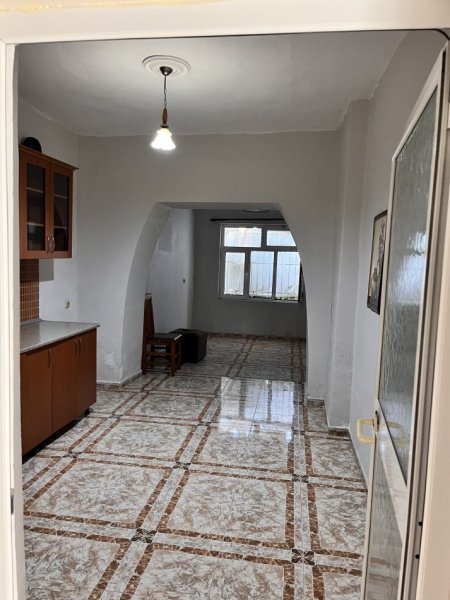 Tirane, jepet me qera apartament 4+1+Ballkon Kati 0, 450 € (Perballe policise ushtarake)