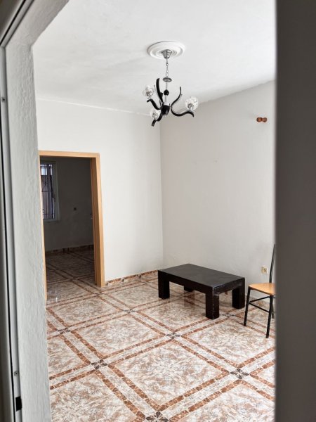 Tirane, jepet me qera apartament 4+1+Ballkon Kati 0, 450 € (Perballe policise ushtarake)